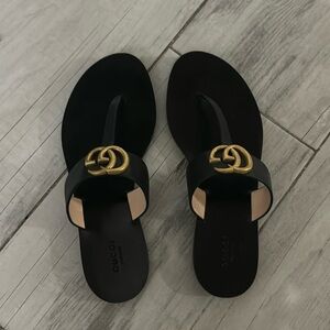 GUCCI- LEATHER THONG SANDAL WITH DOUBLE G